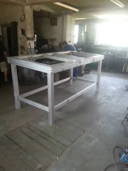 Aluminijasta miza, izdelana po naročilu, v delavnici