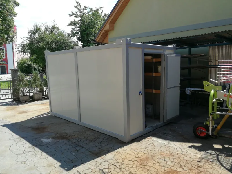 Skladiščni kontejner pred delavnico