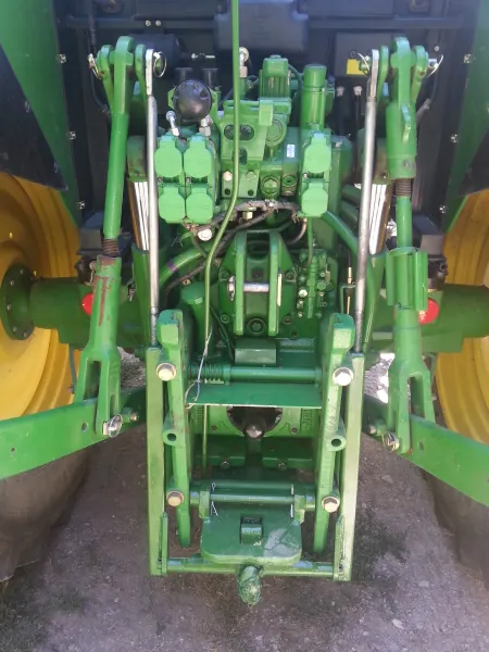 Spodnji avtomatski priklop, vgrajen na traktor
